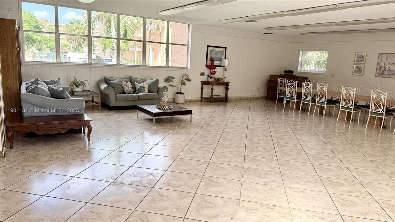 For Sale: $292,000 (2 beds, 2 baths, 1086 Square Feet)