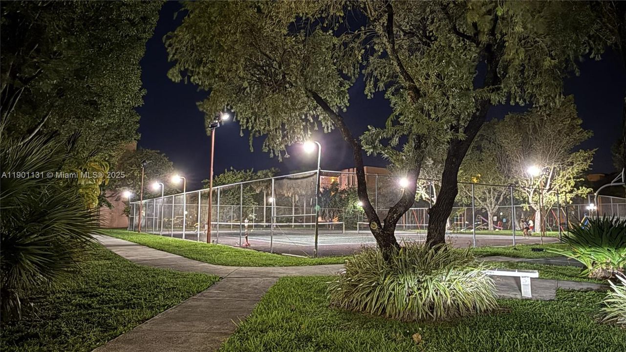 For Sale: $292,000 (2 beds, 2 baths, 1086 Square Feet)