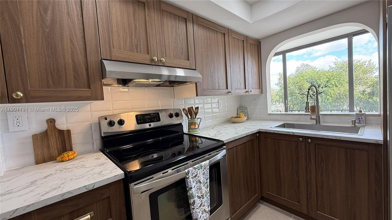 For Sale: $292,000 (2 beds, 2 baths, 1086 Square Feet)