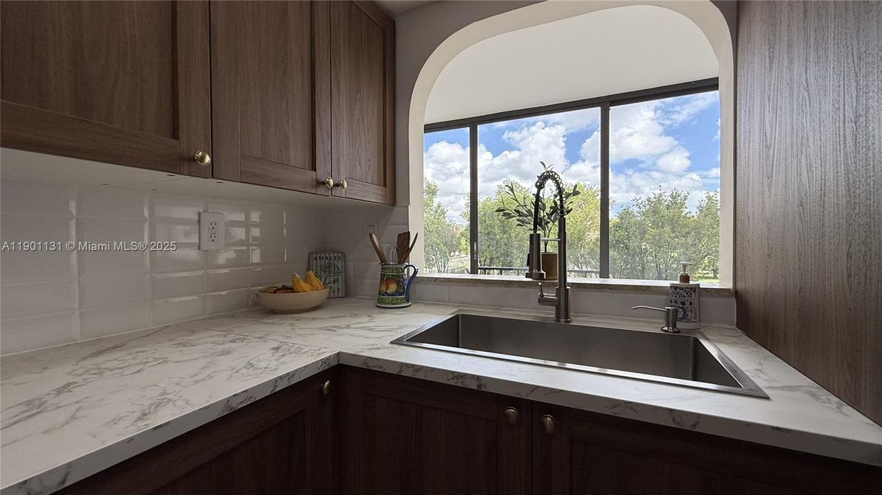 For Sale: $292,000 (2 beds, 2 baths, 1086 Square Feet)