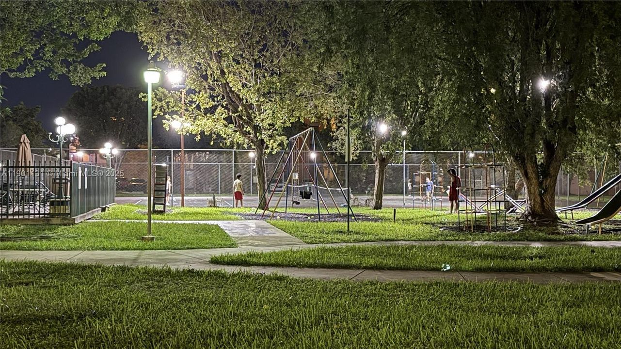 For Sale: $292,000 (2 beds, 2 baths, 1086 Square Feet)