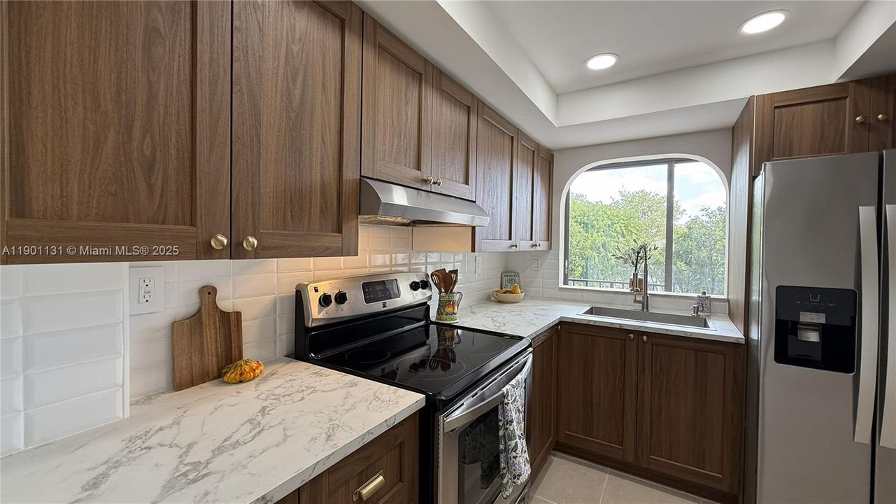 For Sale: $292,000 (2 beds, 2 baths, 1086 Square Feet)