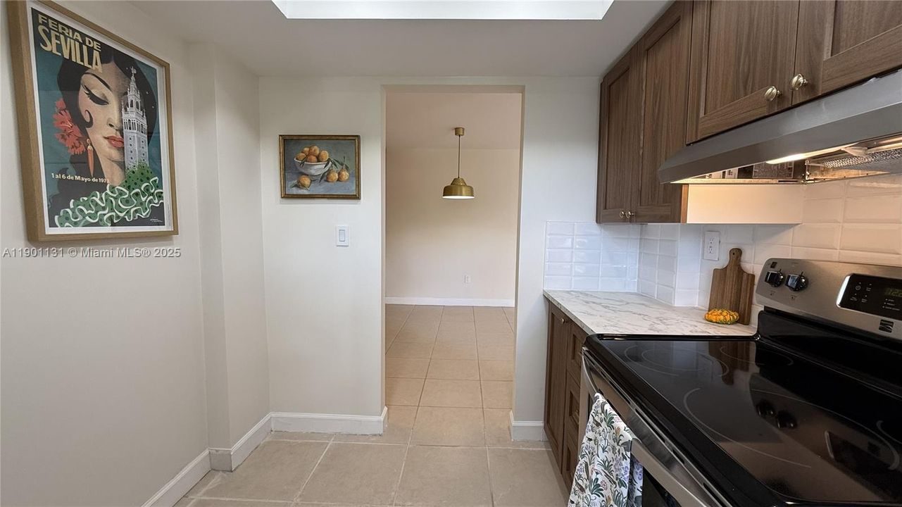 For Sale: $292,000 (2 beds, 2 baths, 1086 Square Feet)