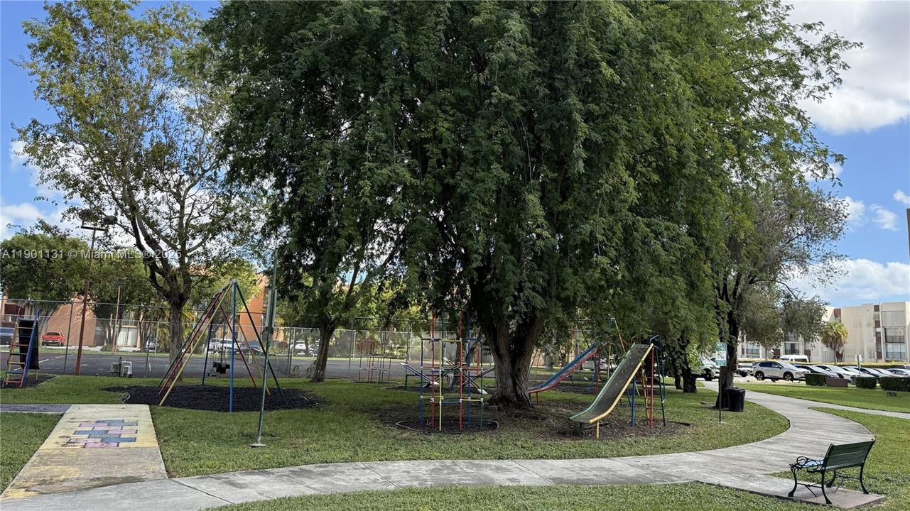 For Sale: $292,000 (2 beds, 2 baths, 1086 Square Feet)