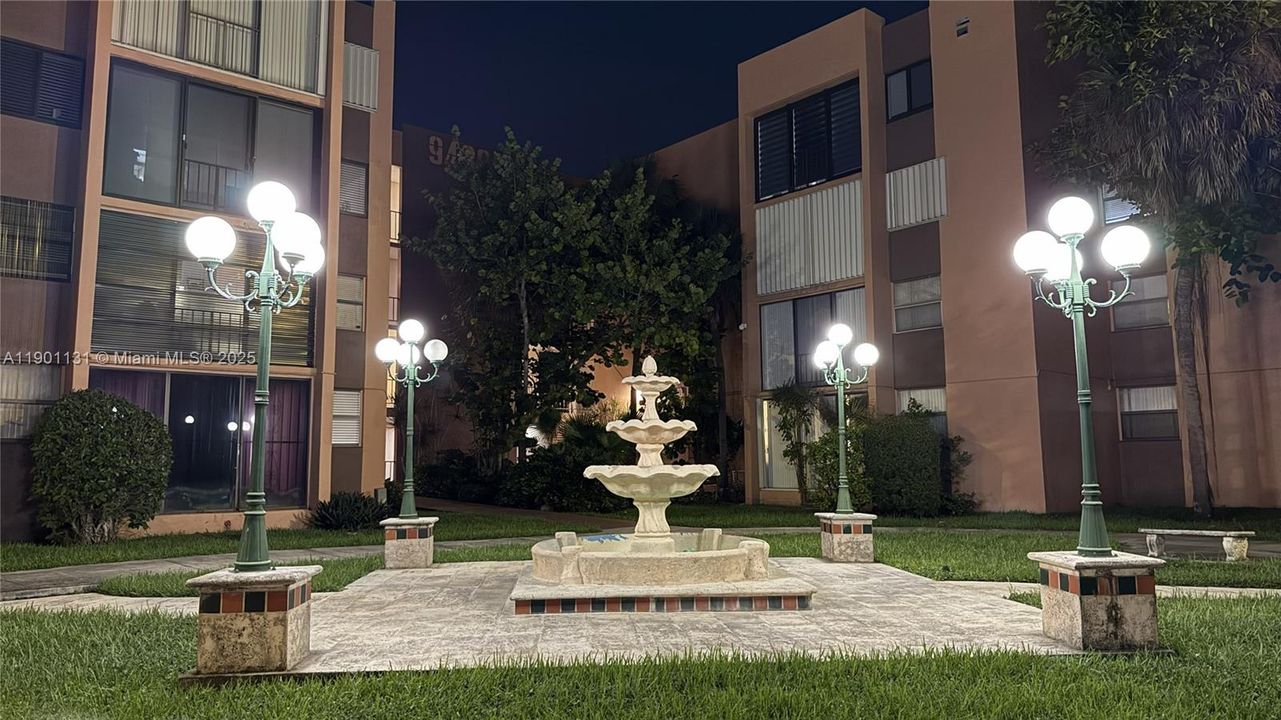 For Sale: $292,000 (2 beds, 2 baths, 1086 Square Feet)