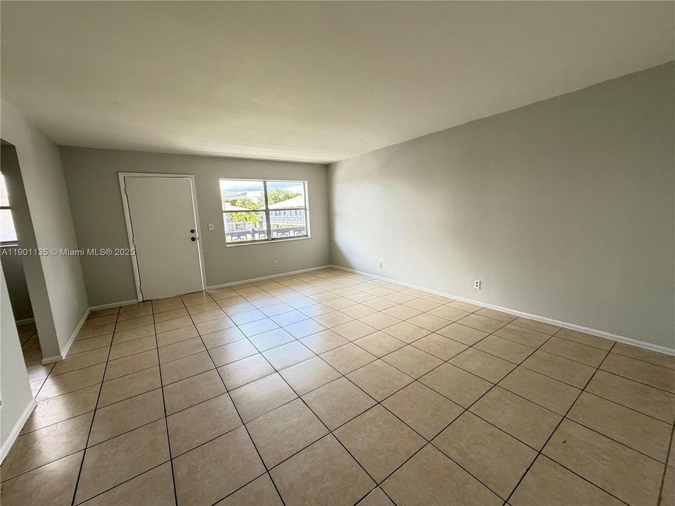 For Rent: $1,850 (2 beds, 1 baths, 770 Square Feet)