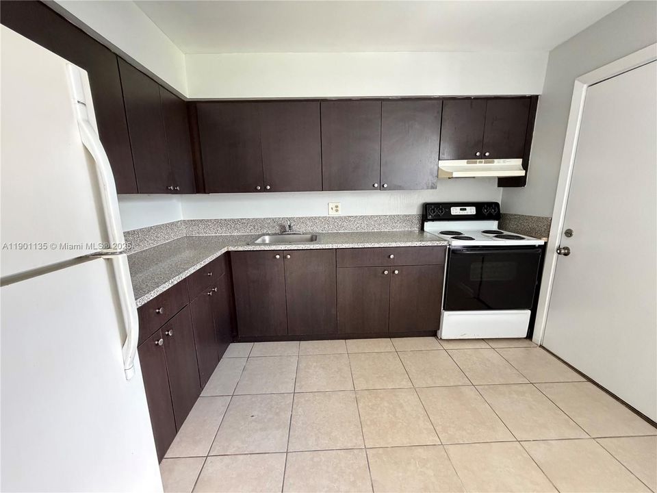 For Rent: $1,850 (2 beds, 1 baths, 770 Square Feet)