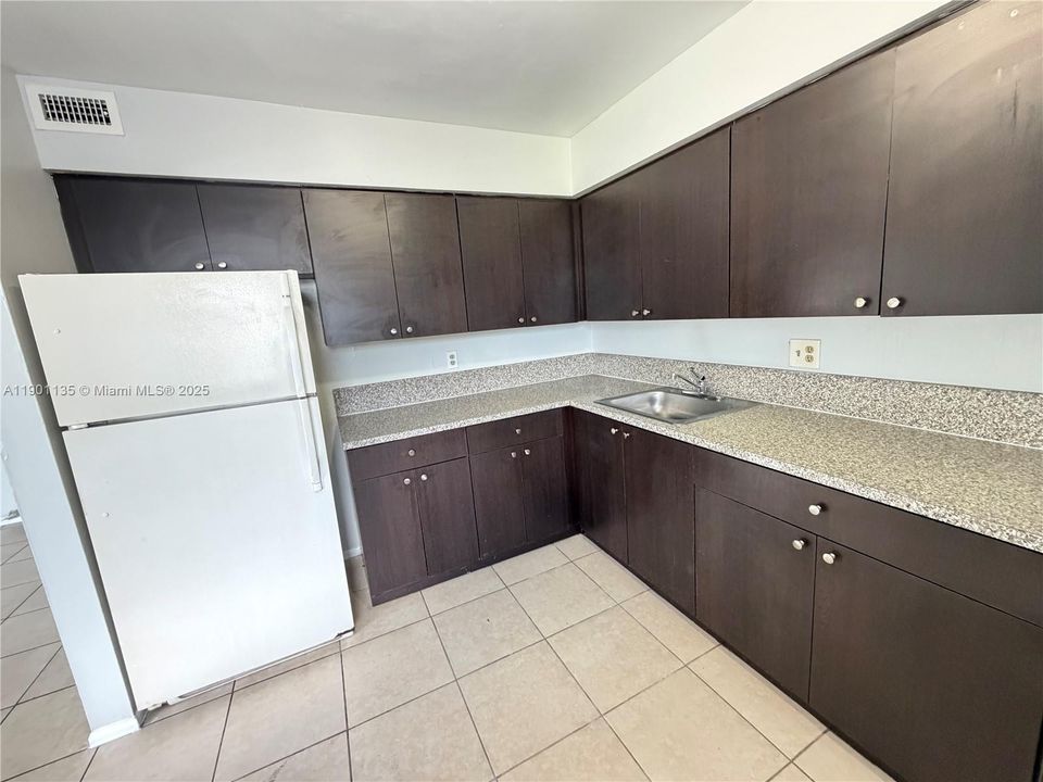 For Rent: $1,850 (2 beds, 1 baths, 770 Square Feet)