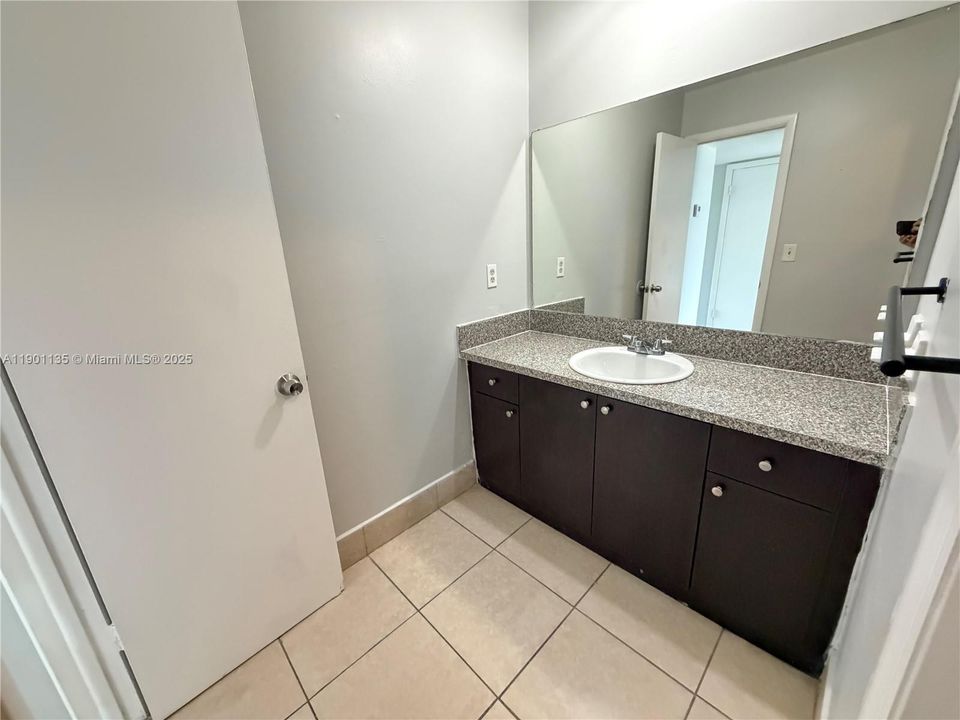 For Rent: $1,850 (2 beds, 1 baths, 770 Square Feet)