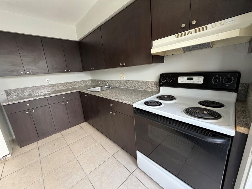 For Rent: $1,850 (2 beds, 1 baths, 770 Square Feet)