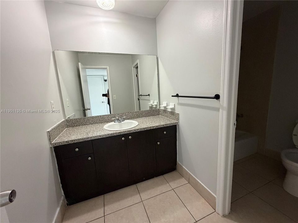 For Rent: $1,850 (2 beds, 1 baths, 770 Square Feet)