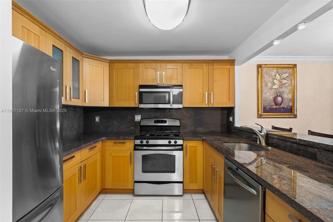 For Sale: $395,000 (1 beds, 1 baths, 896 Square Feet)