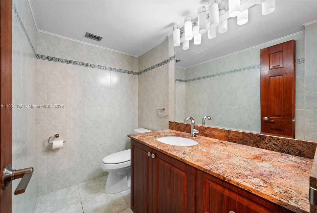 For Sale: $395,000 (1 beds, 1 baths, 896 Square Feet)