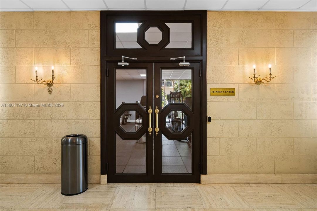 For Sale: $395,000 (1 beds, 1 baths, 896 Square Feet)