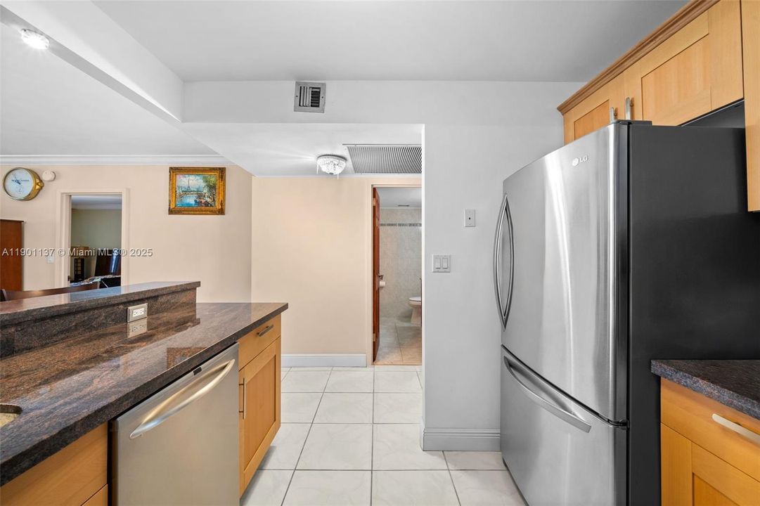For Sale: $395,000 (1 beds, 1 baths, 896 Square Feet)