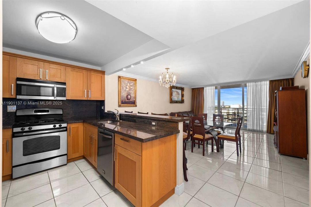 For Sale: $395,000 (1 beds, 1 baths, 896 Square Feet)