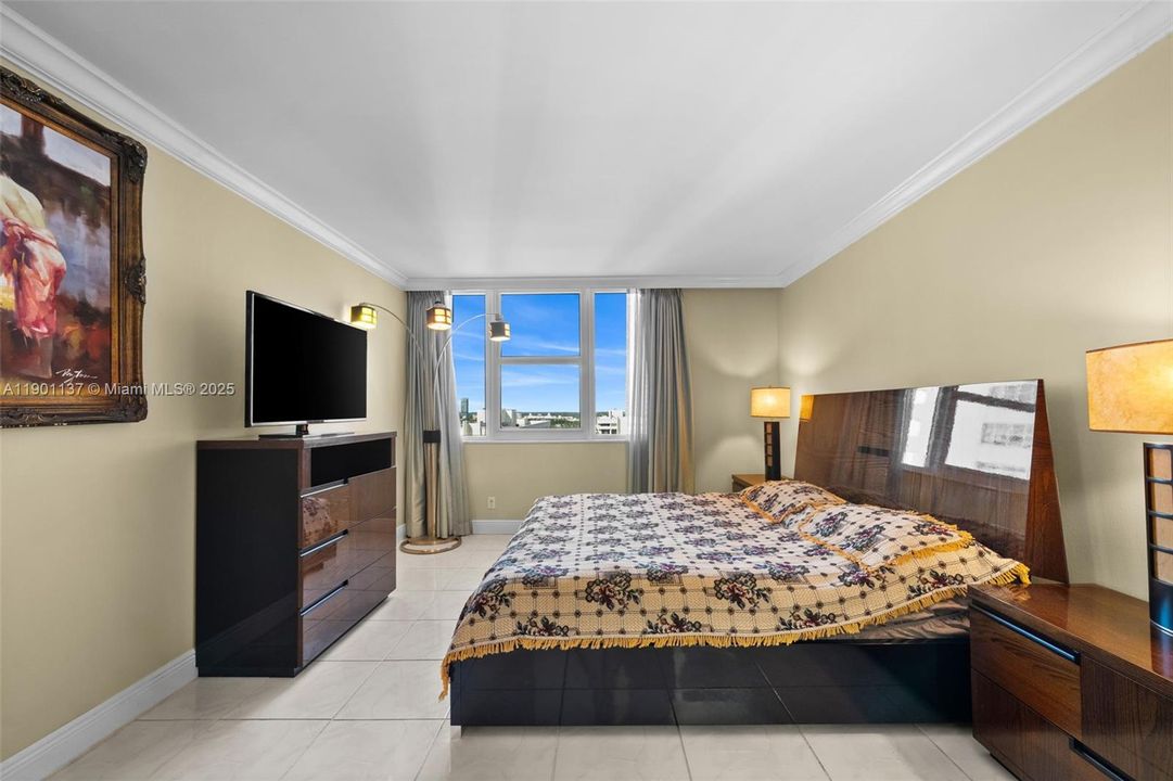 For Sale: $395,000 (1 beds, 1 baths, 896 Square Feet)