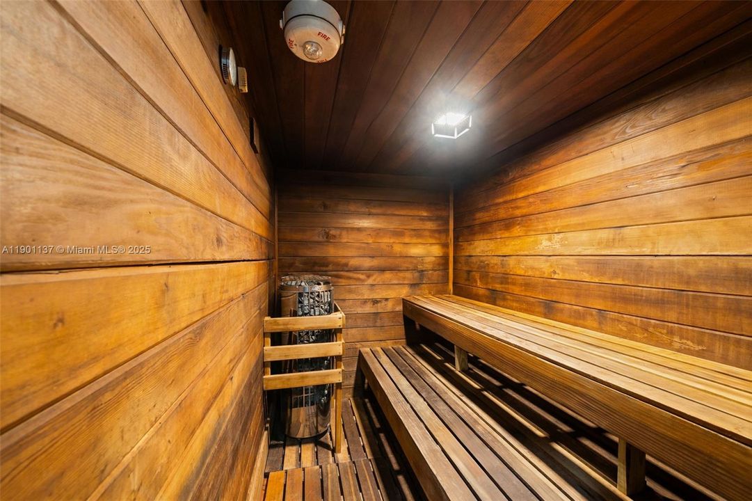 For Sale: $395,000 (1 beds, 1 baths, 896 Square Feet)