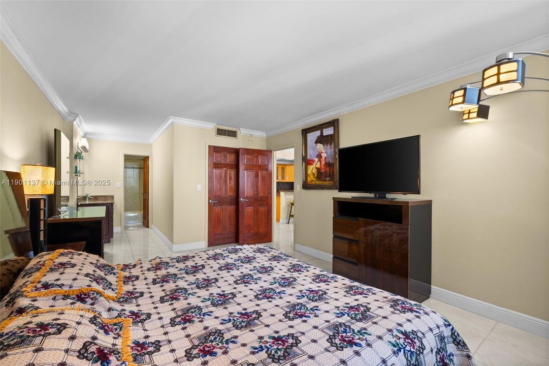 For Sale: $395,000 (1 beds, 1 baths, 896 Square Feet)