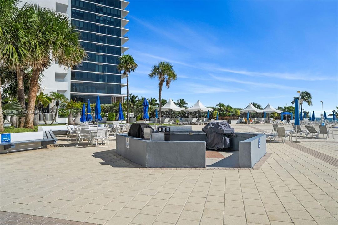 For Sale: $395,000 (1 beds, 1 baths, 896 Square Feet)