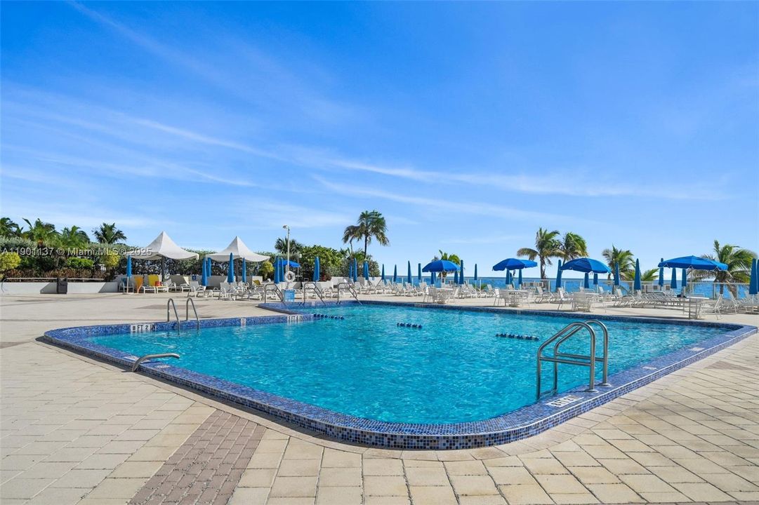 For Sale: $395,000 (1 beds, 1 baths, 896 Square Feet)