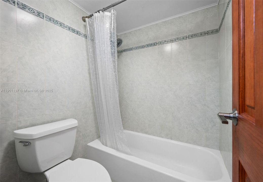 For Sale: $395,000 (1 beds, 1 baths, 896 Square Feet)