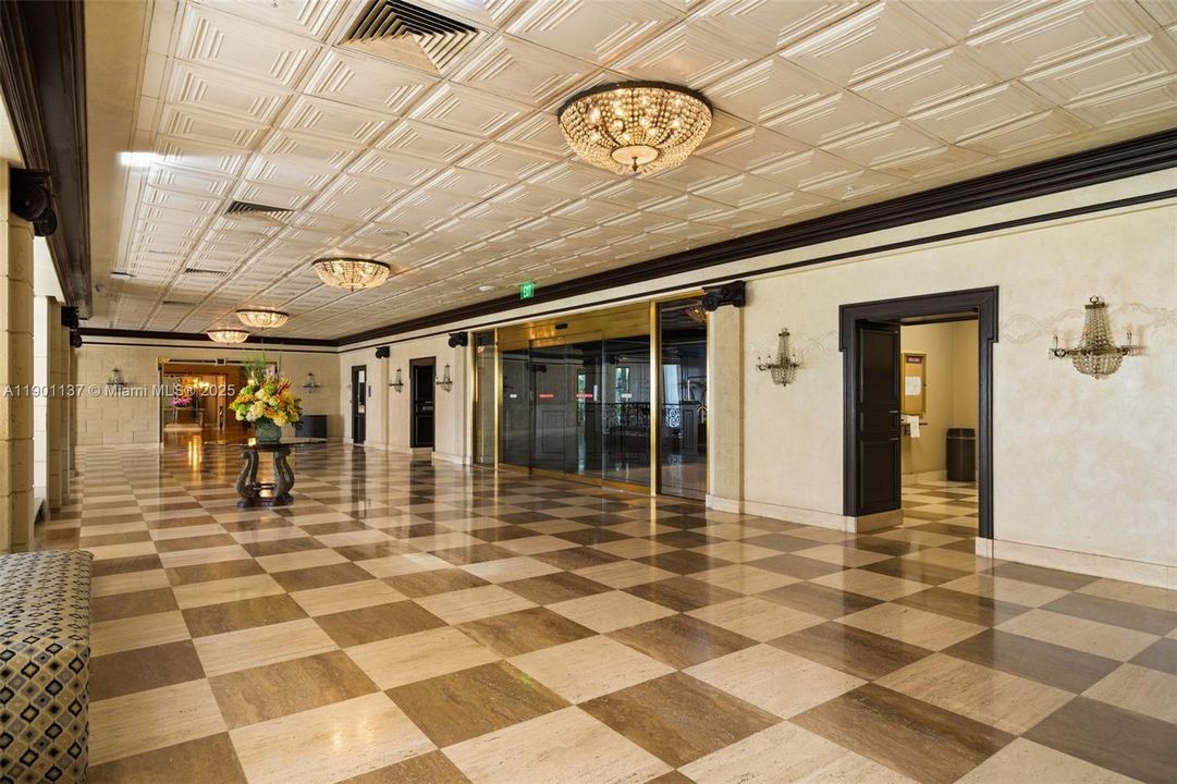 For Sale: $395,000 (1 beds, 1 baths, 896 Square Feet)