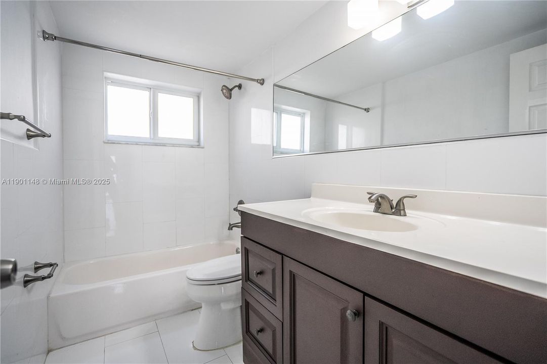 Active With Contract: $1,890 (1 beds, 1 baths, 700 Square Feet)