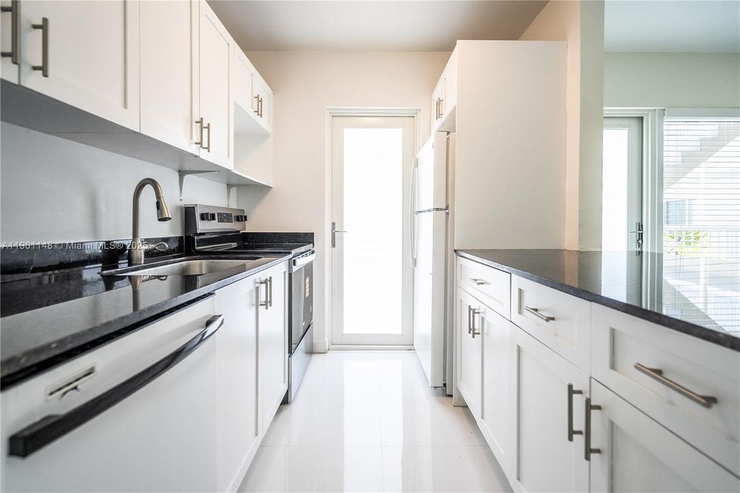 Active With Contract: $1,890 (1 beds, 1 baths, 700 Square Feet)