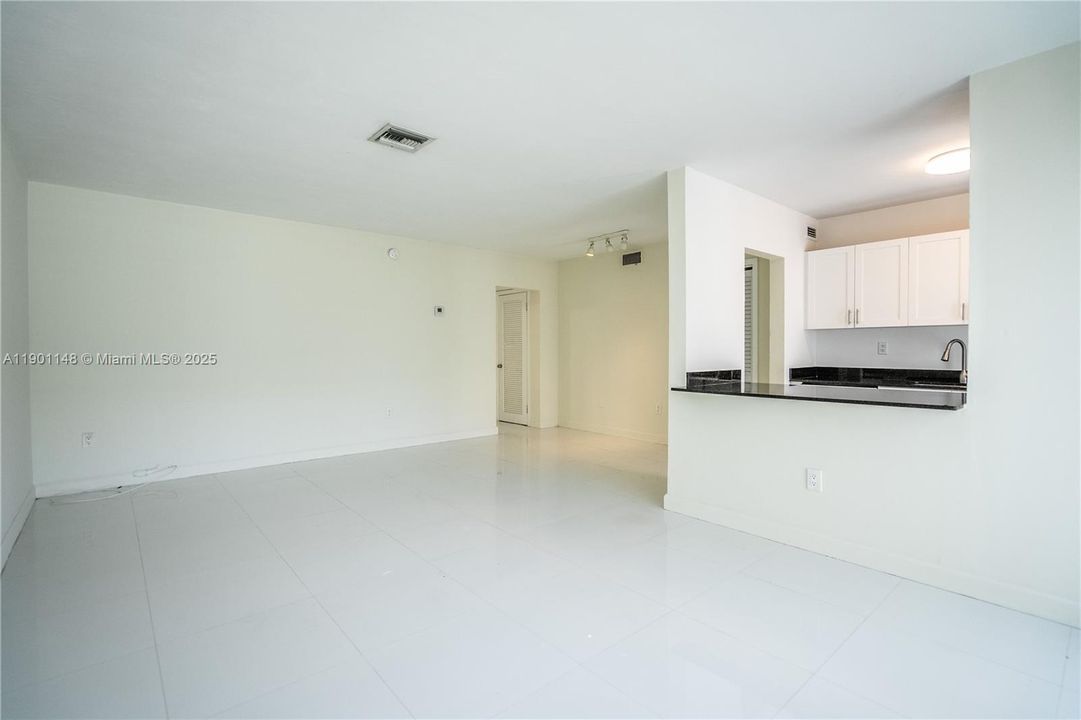 Active With Contract: $1,890 (1 beds, 1 baths, 700 Square Feet)