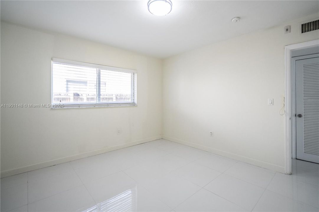 Active With Contract: $1,890 (1 beds, 1 baths, 700 Square Feet)