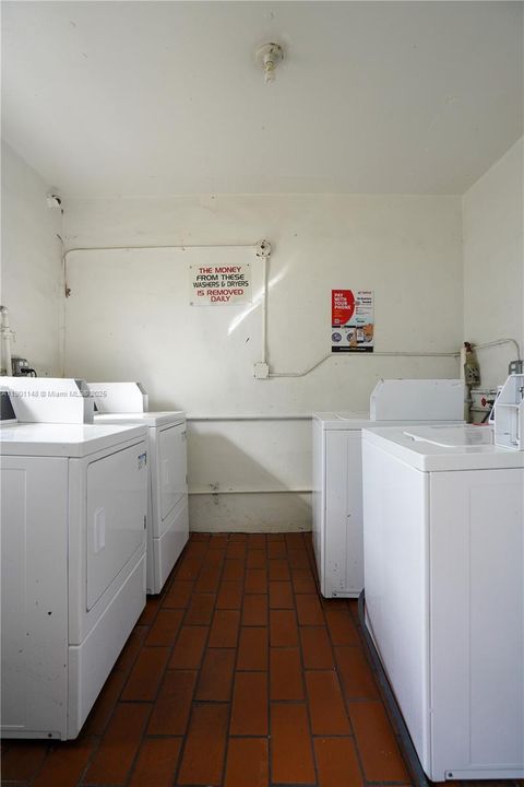 Active With Contract: $1,890 (1 beds, 1 baths, 700 Square Feet)