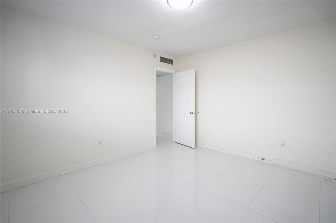 Active With Contract: $1,890 (1 beds, 1 baths, 700 Square Feet)