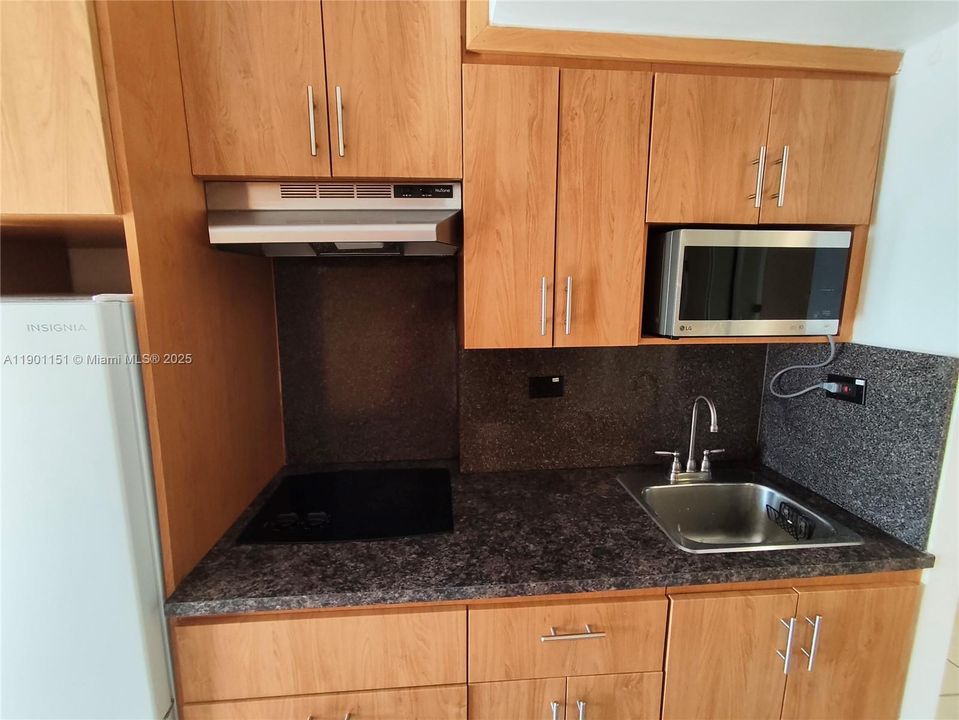 For Rent: $2,000 (0 beds, 1 baths, 360 Square Feet)
