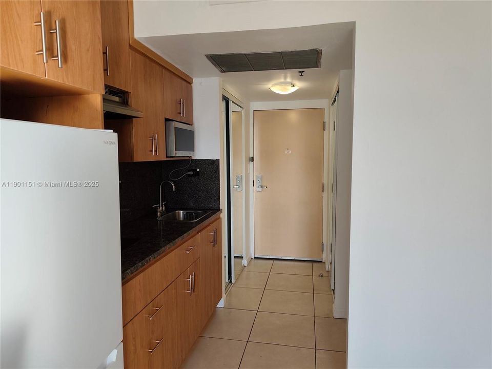 For Rent: $2,000 (0 beds, 1 baths, 360 Square Feet)