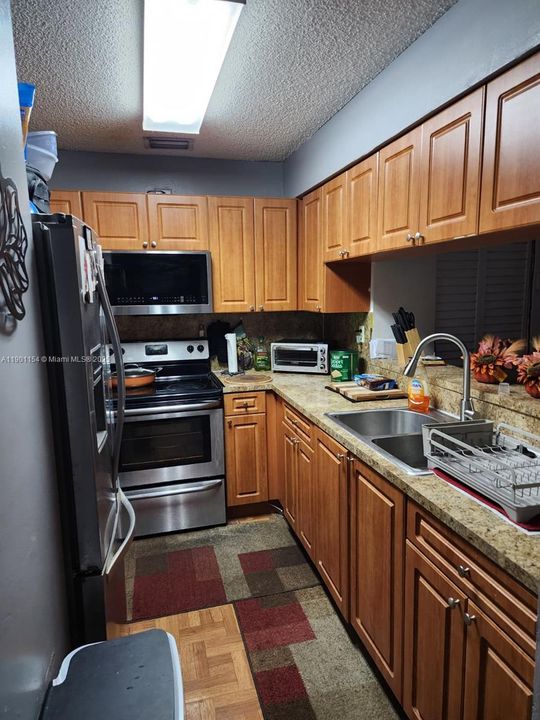 For Rent: $2,300 (3 beds, 2 baths, 973 Square Feet)