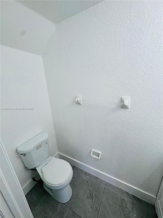 For Rent: $2,300 (3 beds, 2 baths, 1527 Square Feet)