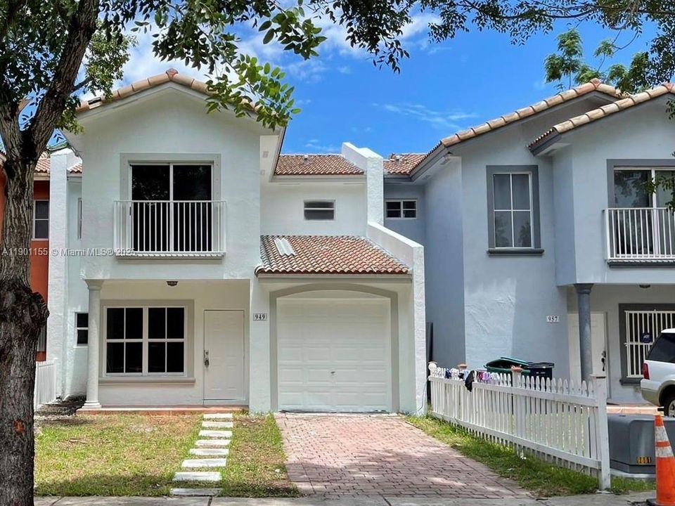 For Rent: $2,300 (3 beds, 2 baths, 1527 Square Feet)