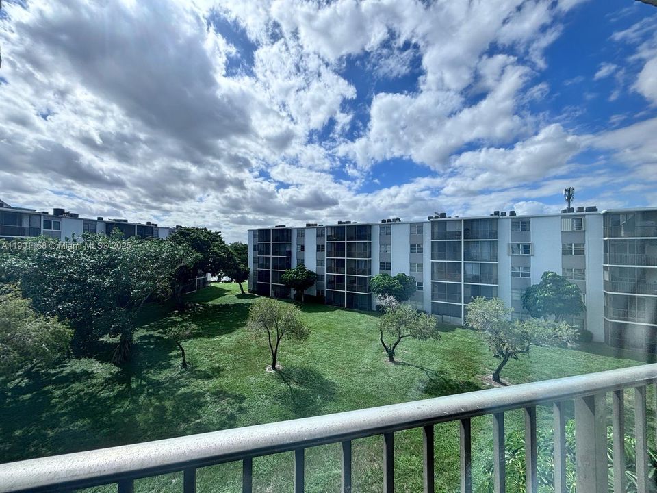 For Rent: $2,180 (2 beds, 2 baths, 832 Square Feet)