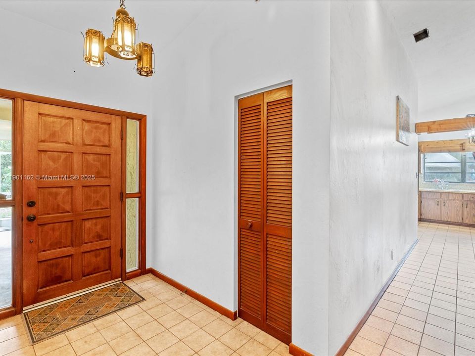 Activo con contrato: $665,000 (3 camas, 2 baños, 1818 Pies cuadrados)