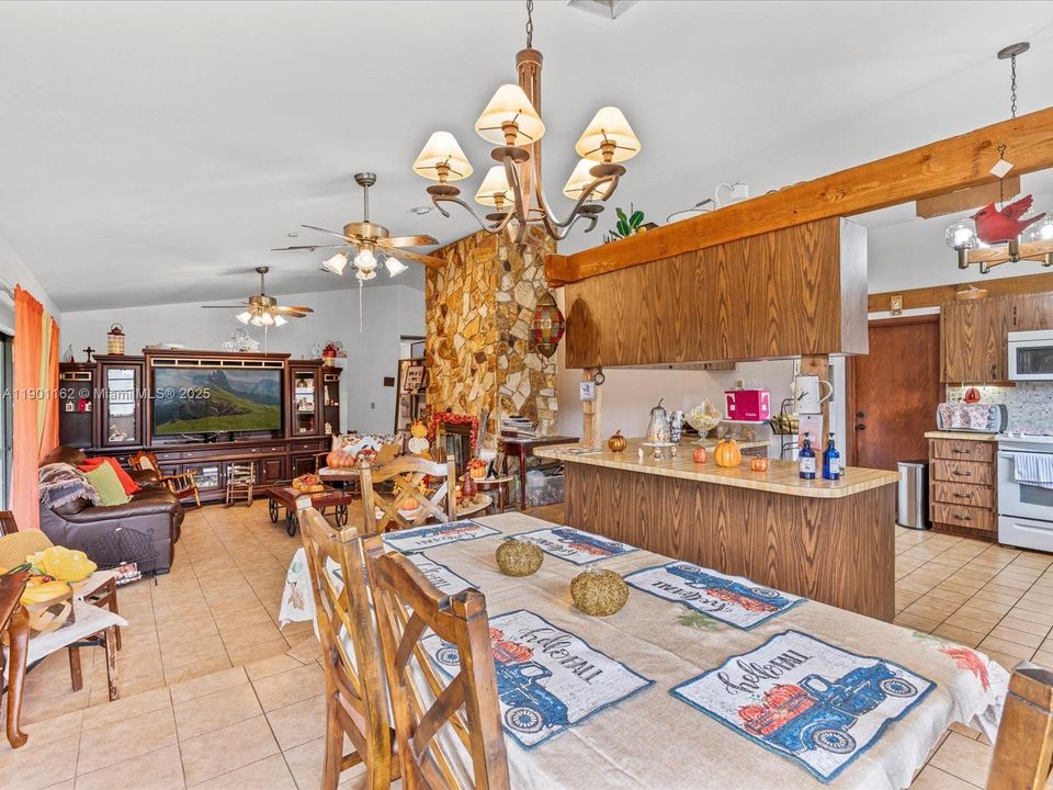 Activo con contrato: $665,000 (3 camas, 2 baños, 1818 Pies cuadrados)