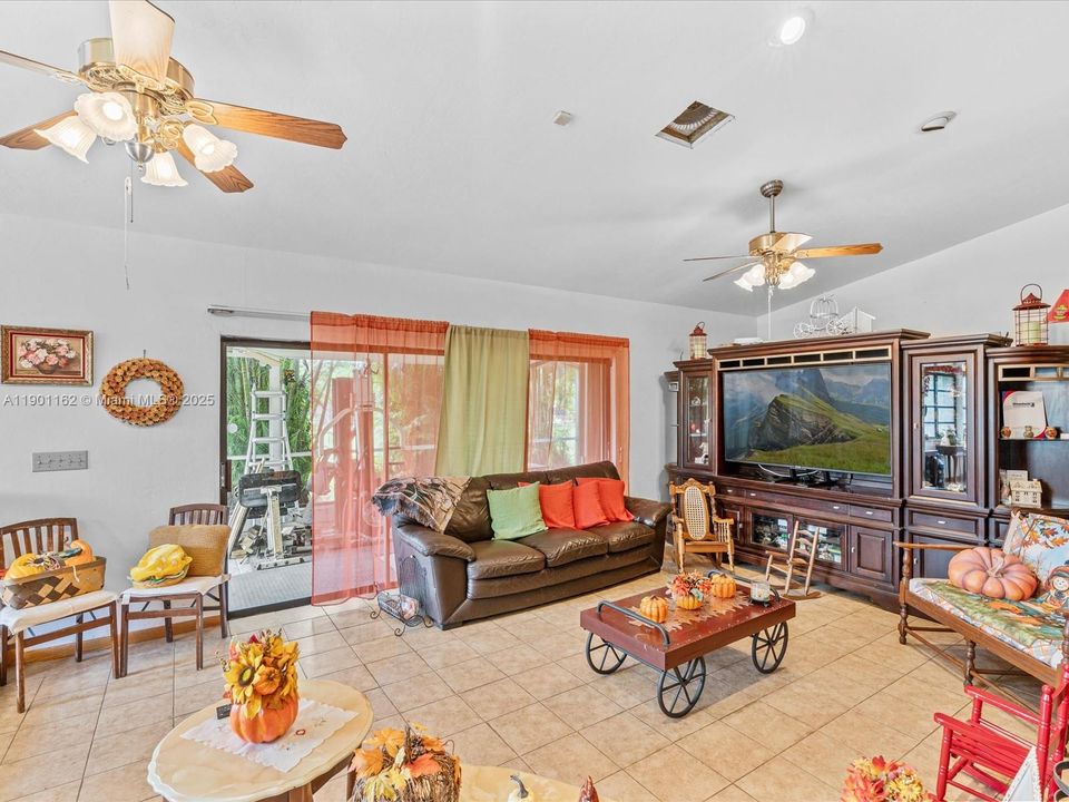 Activo con contrato: $665,000 (3 camas, 2 baños, 1818 Pies cuadrados)