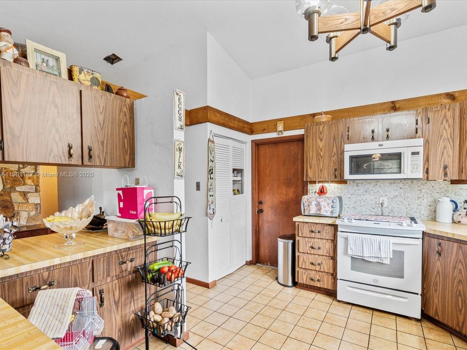 Activo con contrato: $665,000 (3 camas, 2 baños, 1818 Pies cuadrados)