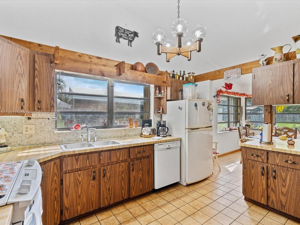 Activo con contrato: $665,000 (3 camas, 2 baños, 1818 Pies cuadrados)