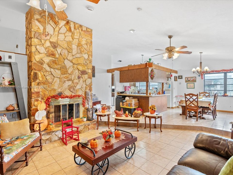 Activo con contrato: $665,000 (3 camas, 2 baños, 1818 Pies cuadrados)