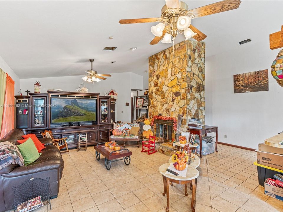 Activo con contrato: $665,000 (3 camas, 2 baños, 1818 Pies cuadrados)