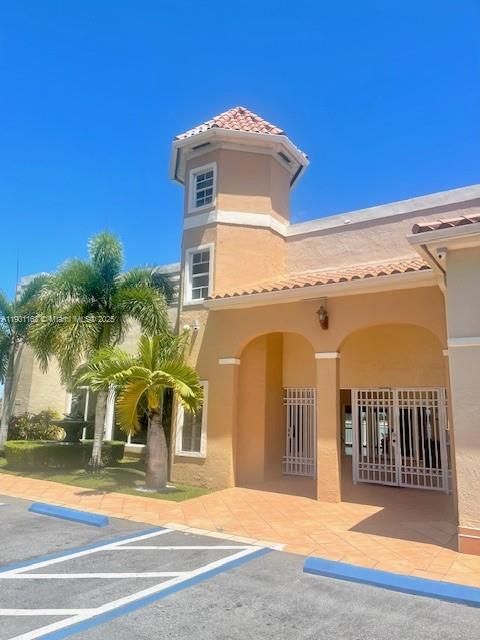 Active With Contract: $2,790 (3 beds, 2 baths, 1240 Square Feet)