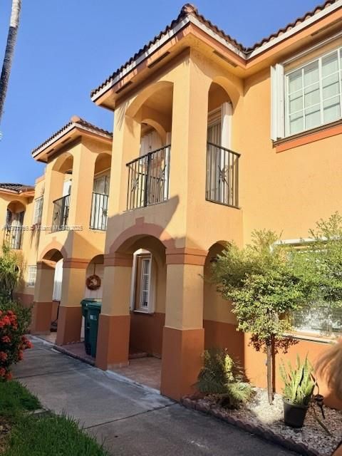 Recently Rented: $2,900 (3 beds, 2 baths, 1180 Square Feet)