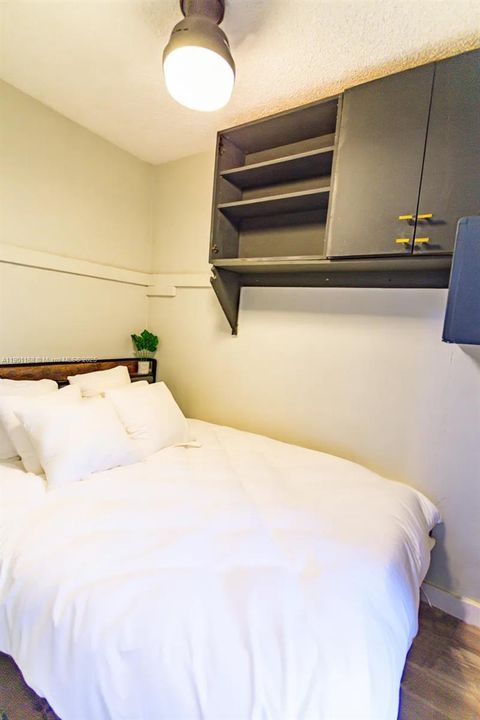 Active With Contract: $162,900 (0 beds, 1 baths, 406 Square Feet)