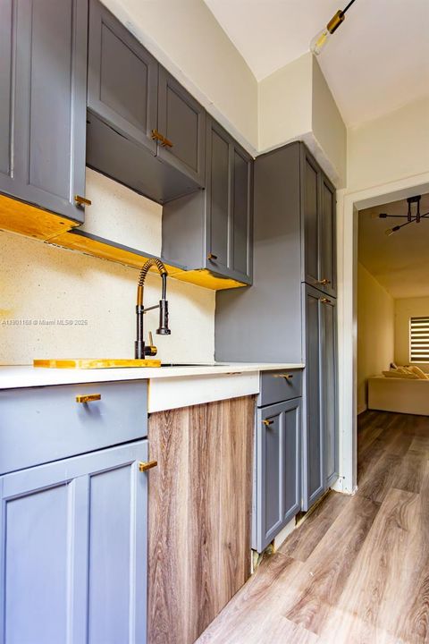 Active With Contract: $162,900 (0 beds, 1 baths, 406 Square Feet)